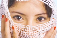 穆斯林妇女的脸上罩着面纱
