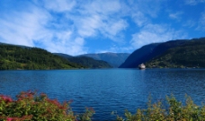 湖水蓝天图片