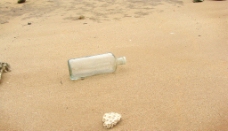 沙滩漂流瓶图片