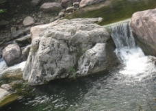 溪水中岩石图片