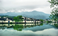 湖边村庄与山峰美丽风图片