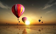 飞跃热气球海洋风景图片