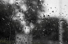 窗外雨滴摄影图片